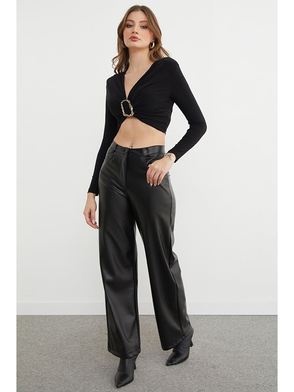 Siyah Drapeli Tokalı Omuz Vatkalı Crop Bluz-2