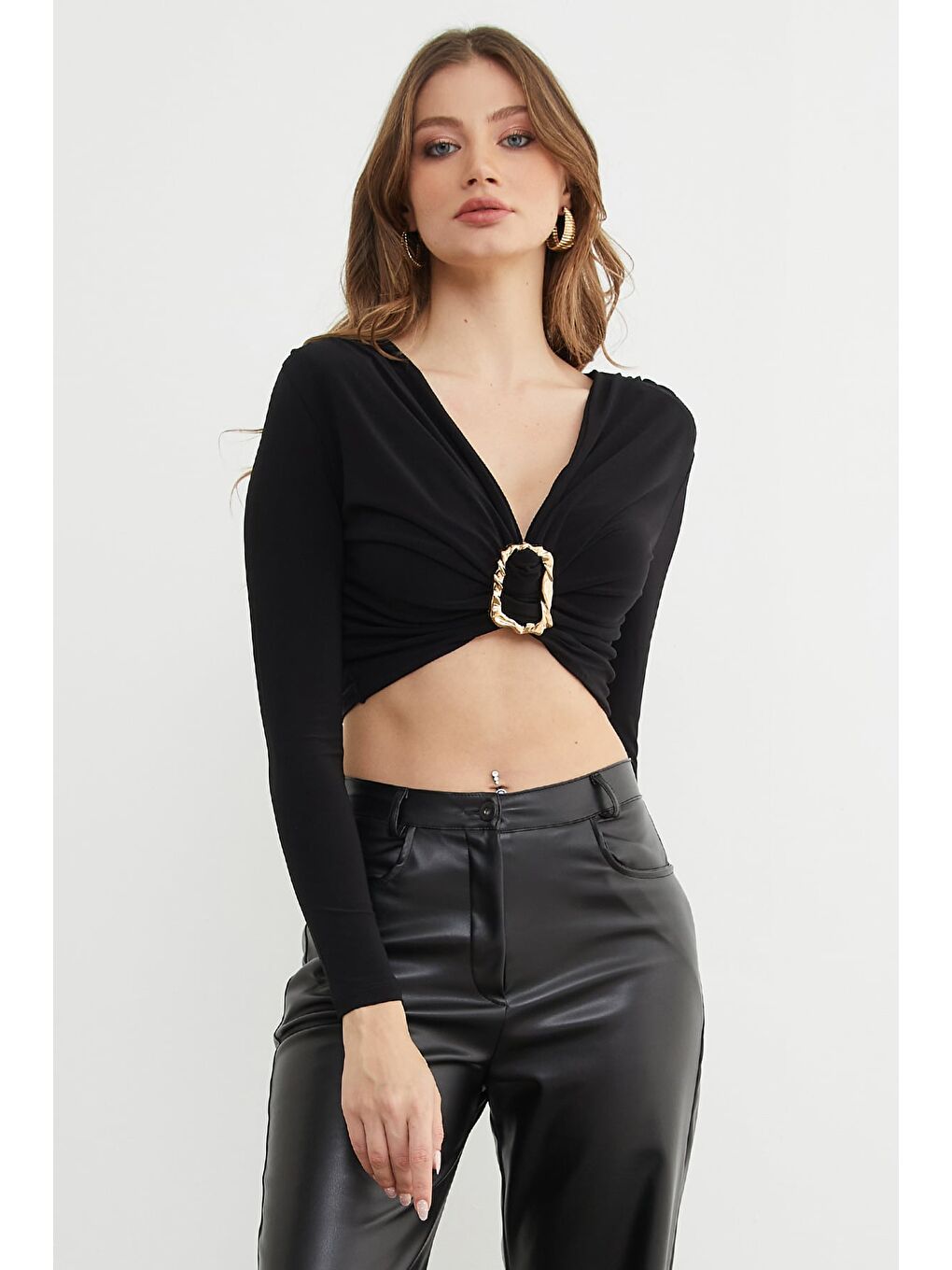 Siyah Drapeli Tokalı Omuz Vatkalı Crop Bluz-3