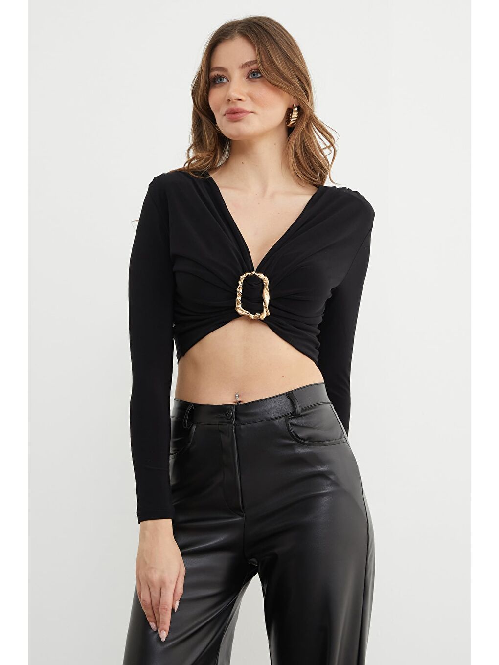 Siyah Drapeli Tokalı Omuz Vatkalı Crop Bluz-4