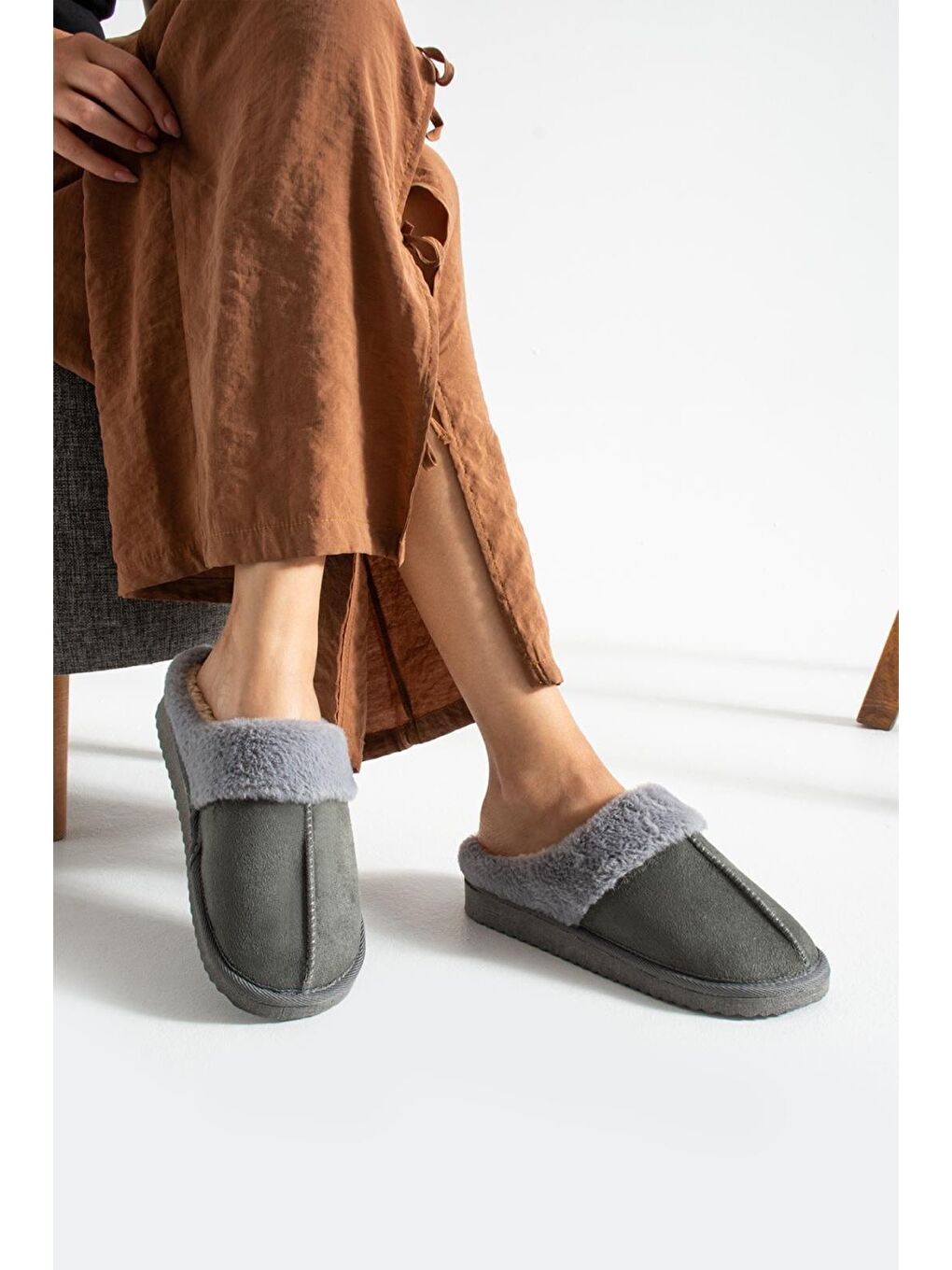 Gri Sagu Kadın Ev Terliği Pelüş Ev Terliği Ses Yapmaz Taban Sıcak Kürklü Terlik-1