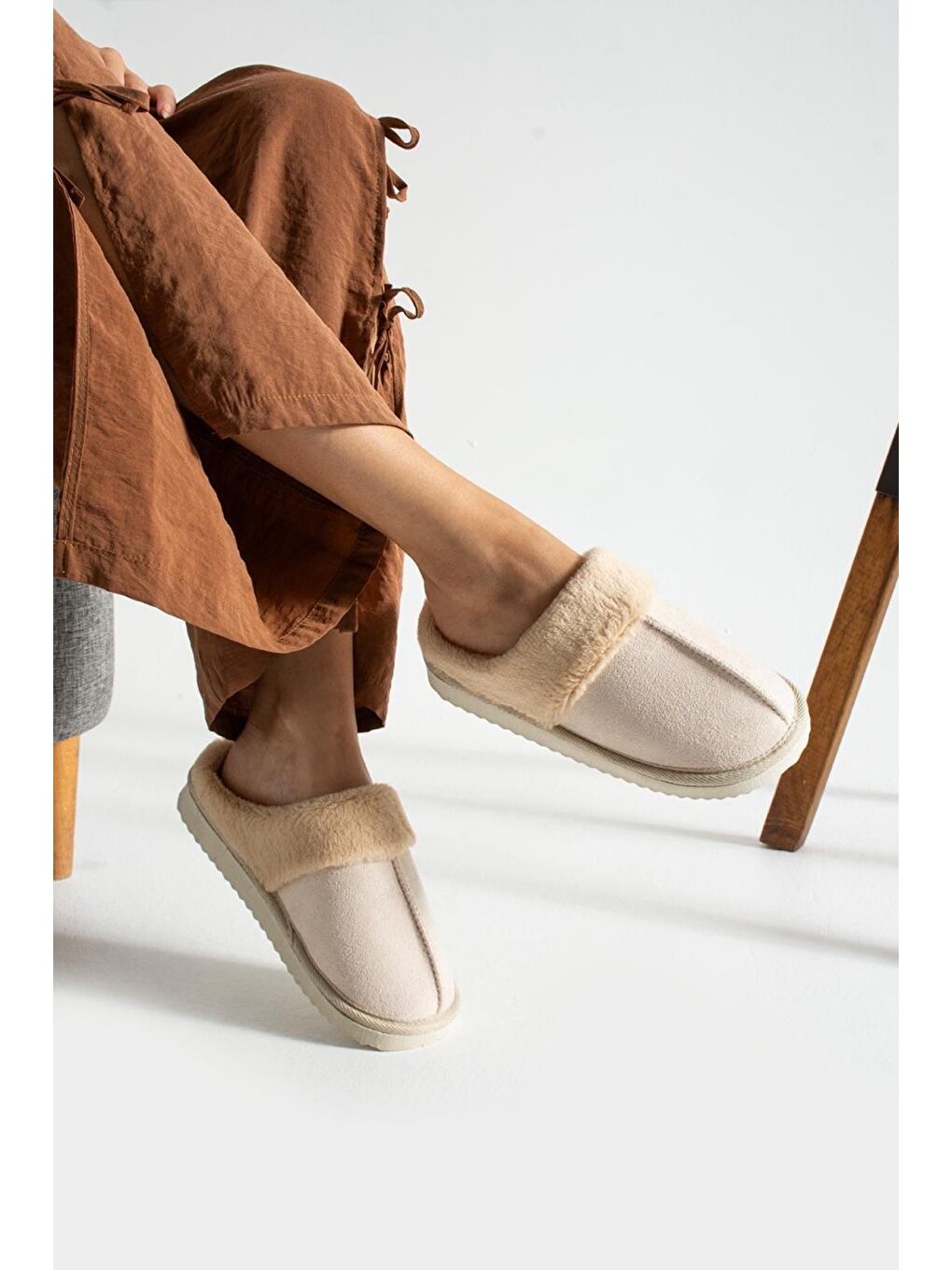 Ekru Sagu Kadın Ev Terliği Pelüş Ev Terliği Ses Yapmaz Taban Sıcak Kürklü Terlik-1