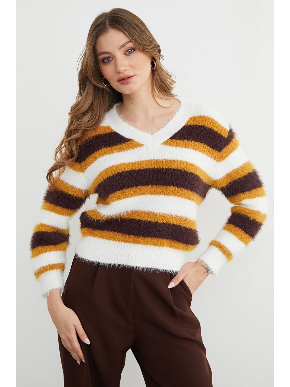 Kahverengi Sakallı Şeritli V Yaka Triko Kazak