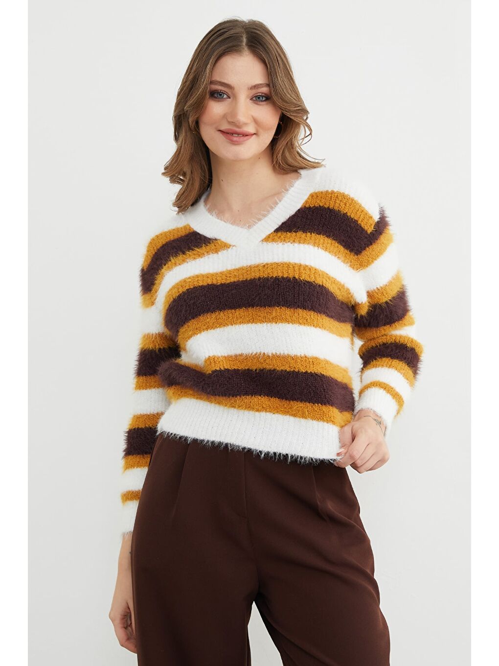 Kahverengi Sakallı Şeritli V Yaka Triko Kazak-1