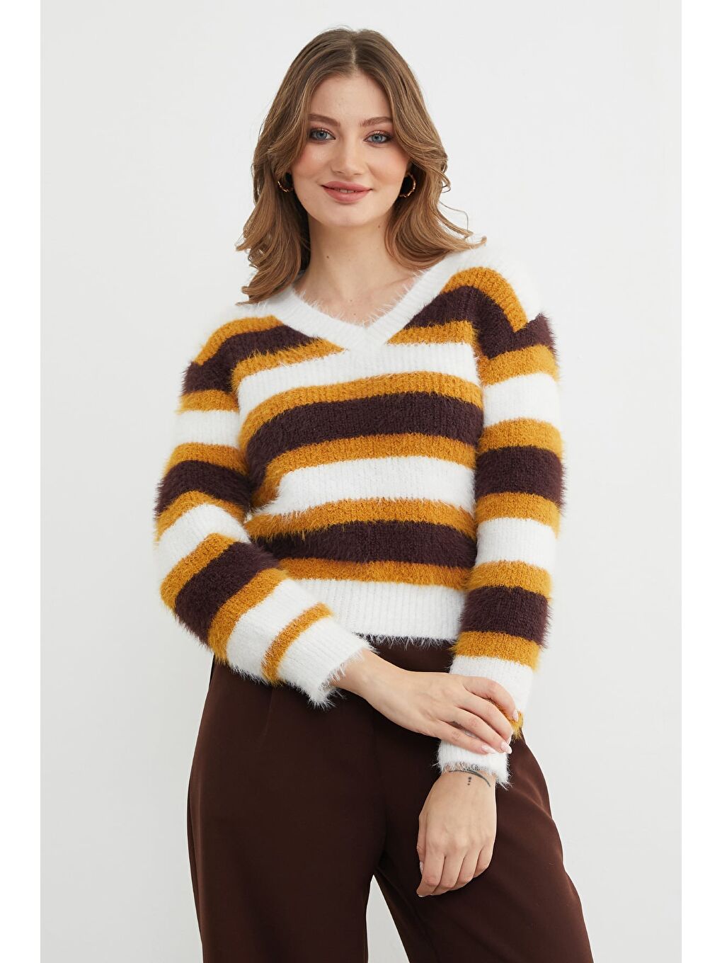 Kahverengi Sakallı Şeritli V Yaka Triko Kazak-3