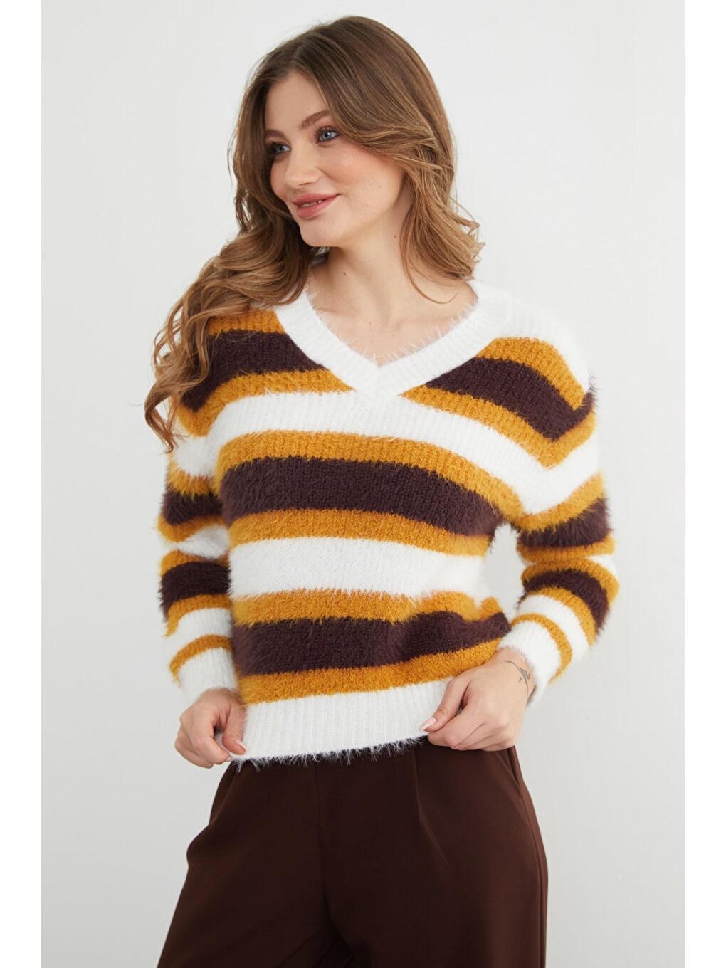 Kahverengi Sakallı Şeritli V Yaka Triko Kazak-4