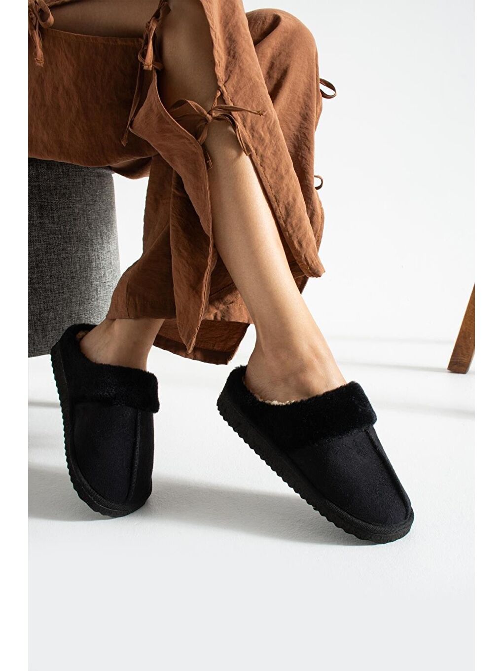 Siyah Sagu Kadın Ev Terliği Pelüş Ev Terliği Ses Yapmaz Taban Sıcak Kürklü Terlik-2