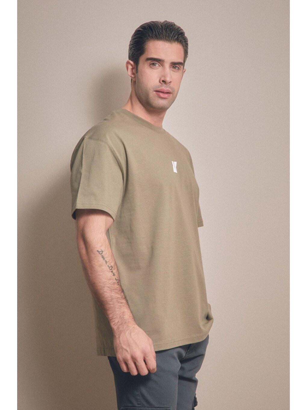 Haki Baskılı Bisiklet Yaka Tişört-1