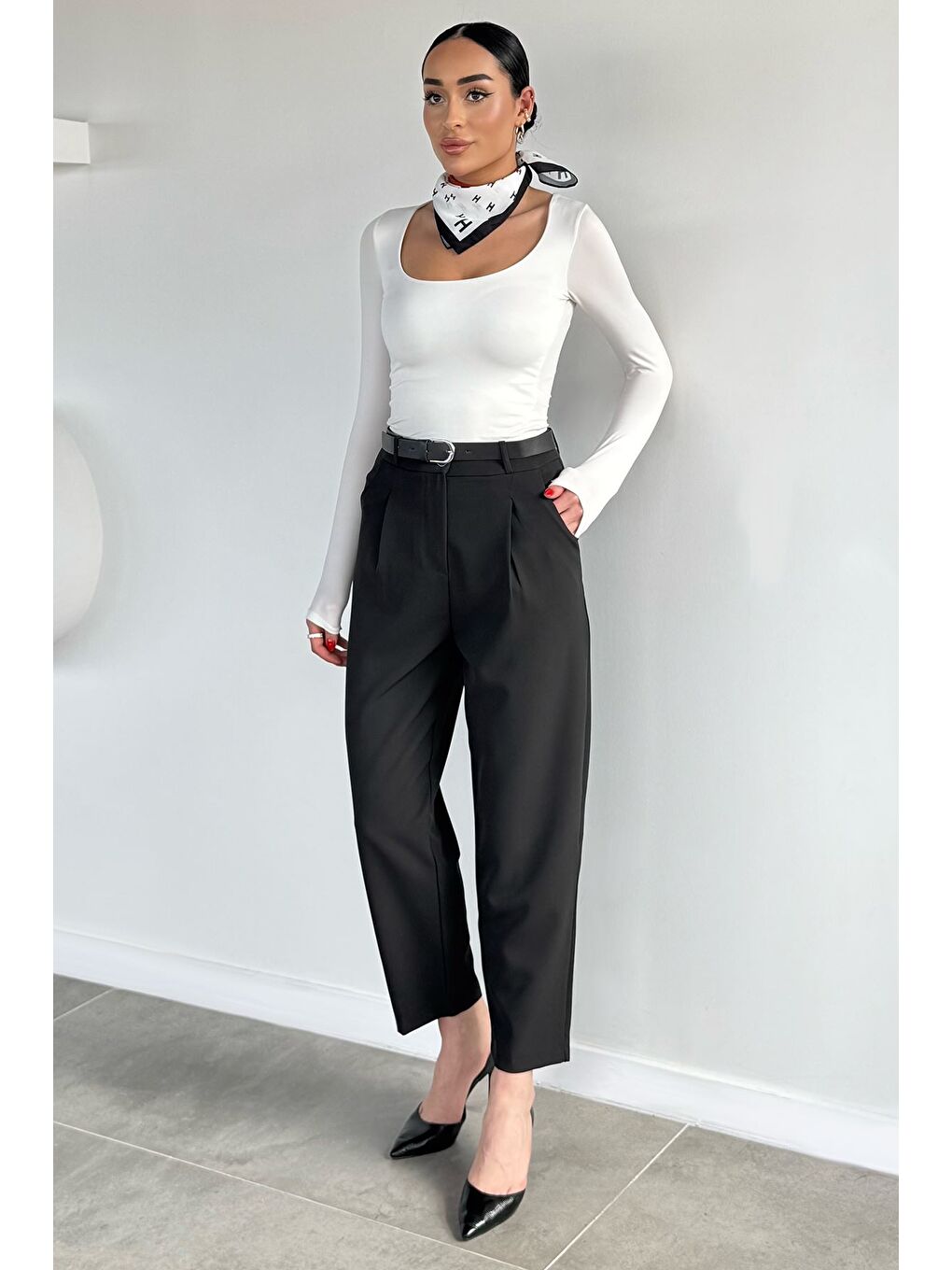 Siyah Kadın Kemer Aksesuarlı Pileli Kumaş Pantolon