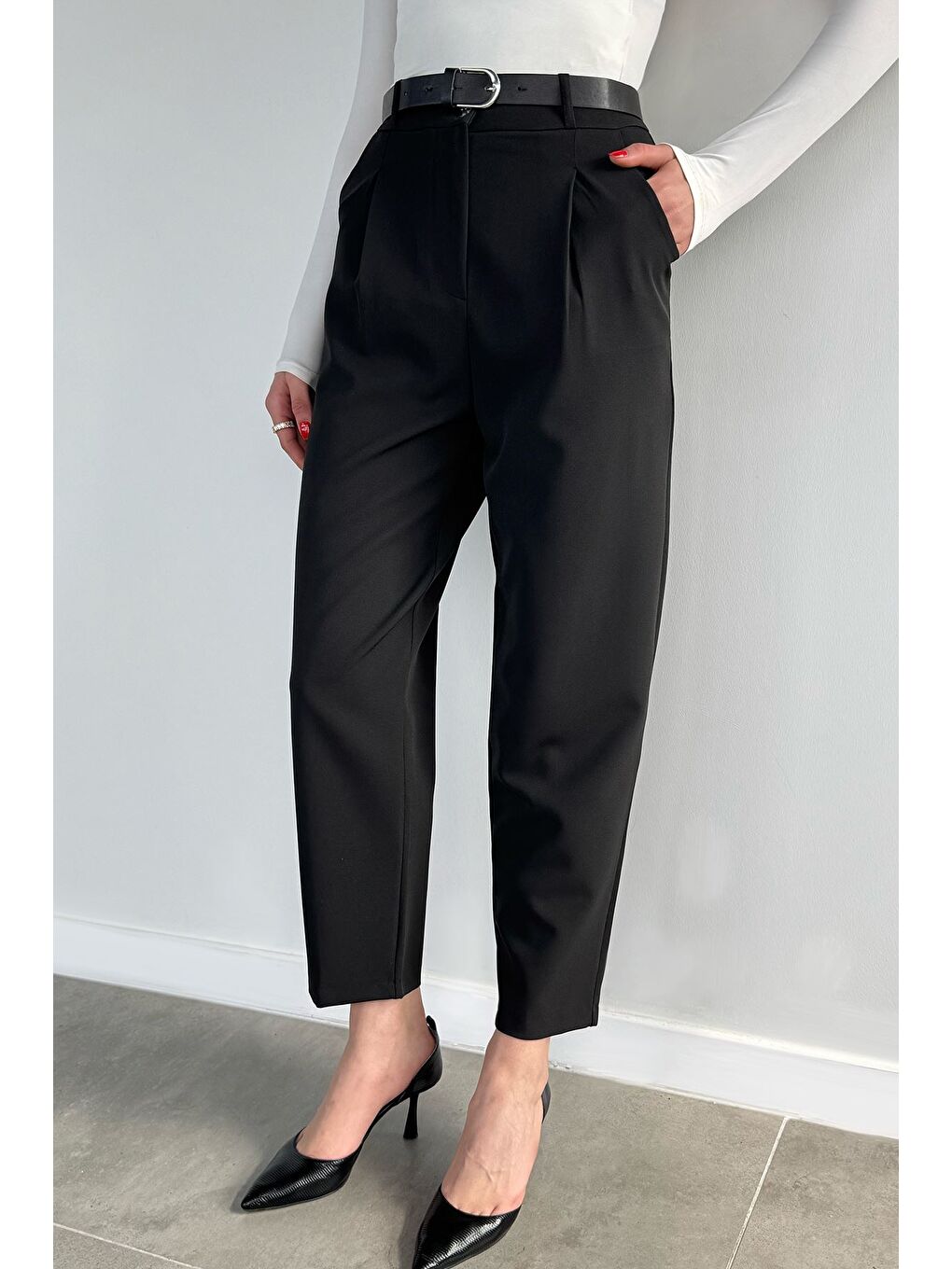 Siyah Kadın Kemer Aksesuarlı Pileli Kumaş Pantolon-1