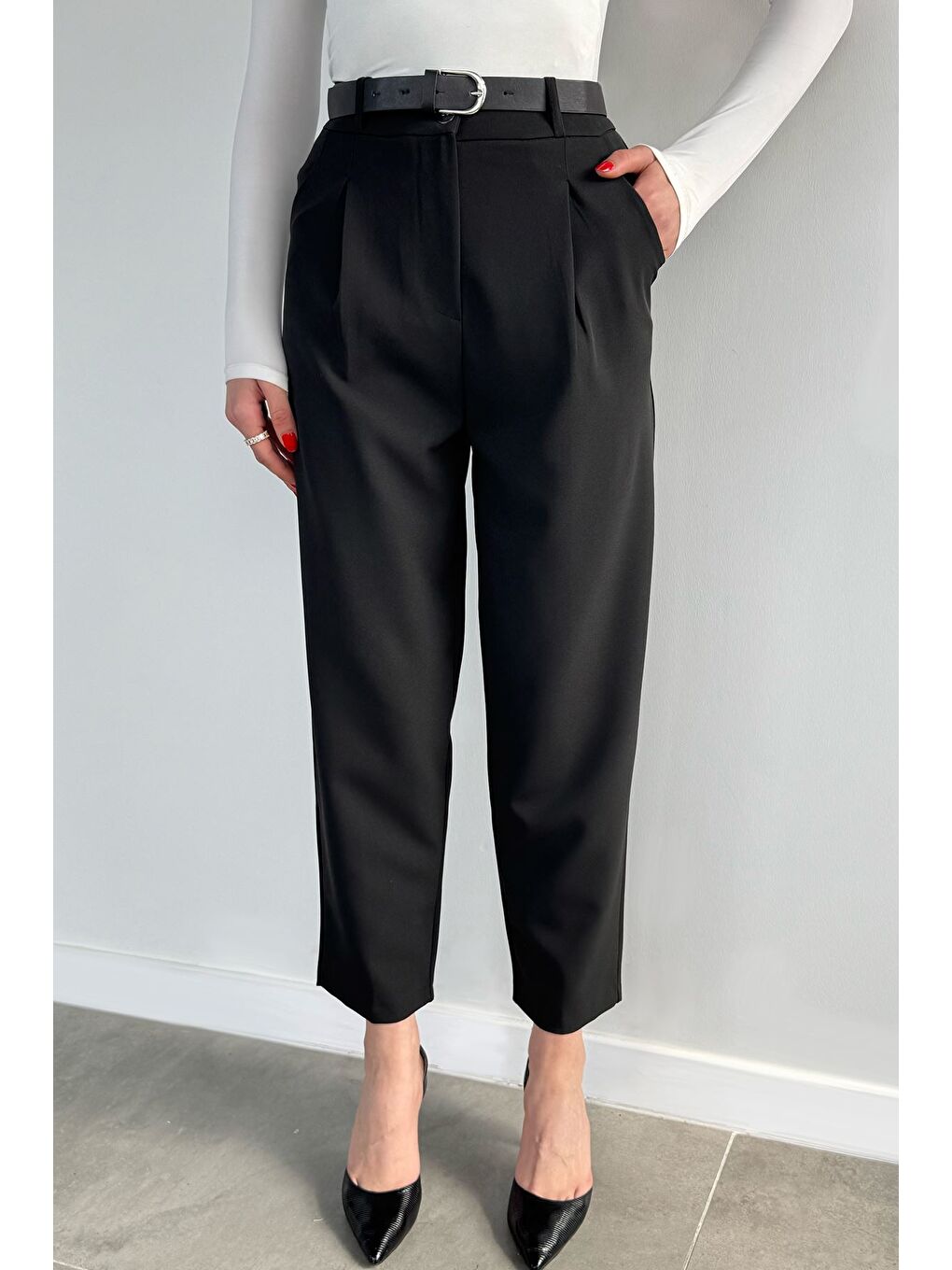 Siyah Kadın Kemer Aksesuarlı Pileli Kumaş Pantolon-2