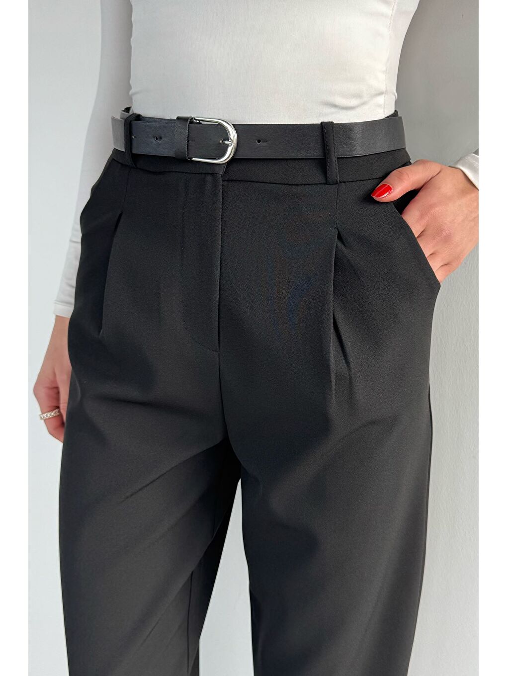 Siyah Kadın Kemer Aksesuarlı Pileli Kumaş Pantolon-3