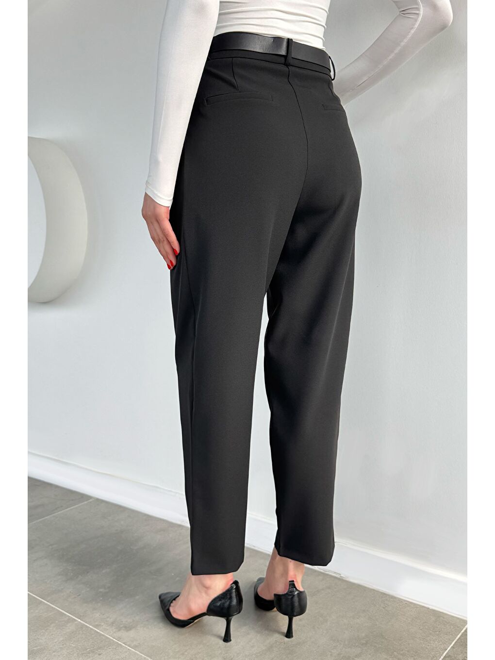 Siyah Kadın Kemer Aksesuarlı Pileli Kumaş Pantolon-4