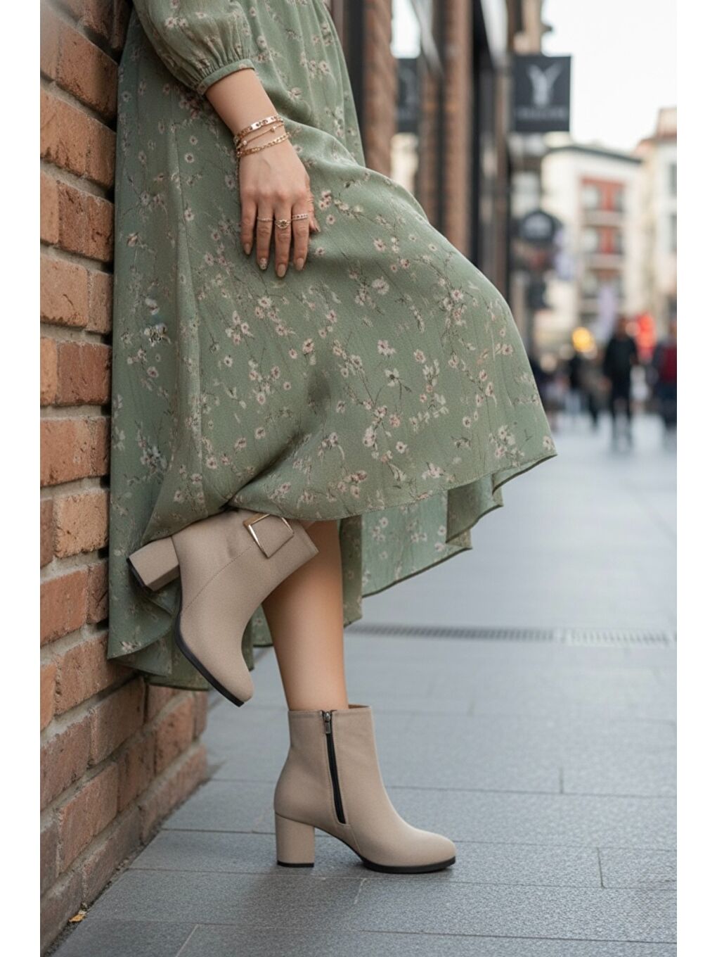 Kadın Atina Tokalı Bej Süet Kısa Bot-1