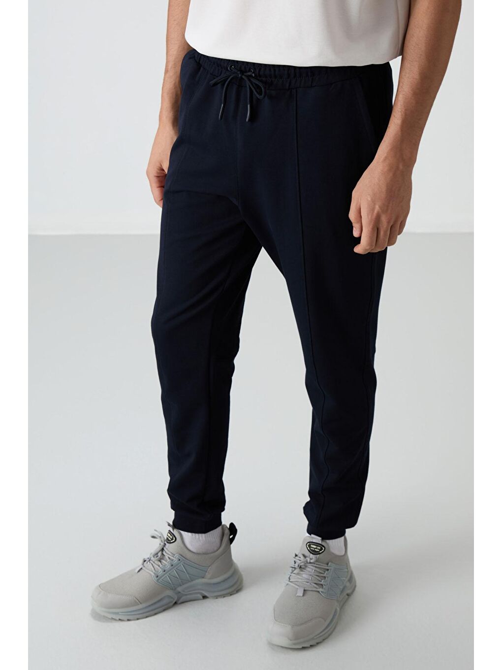 TOMMYLIFE Lacivert Pamuklu Yumuşak Dokulu Comfort Fit Nakışlı Erkek Jogger - 82123