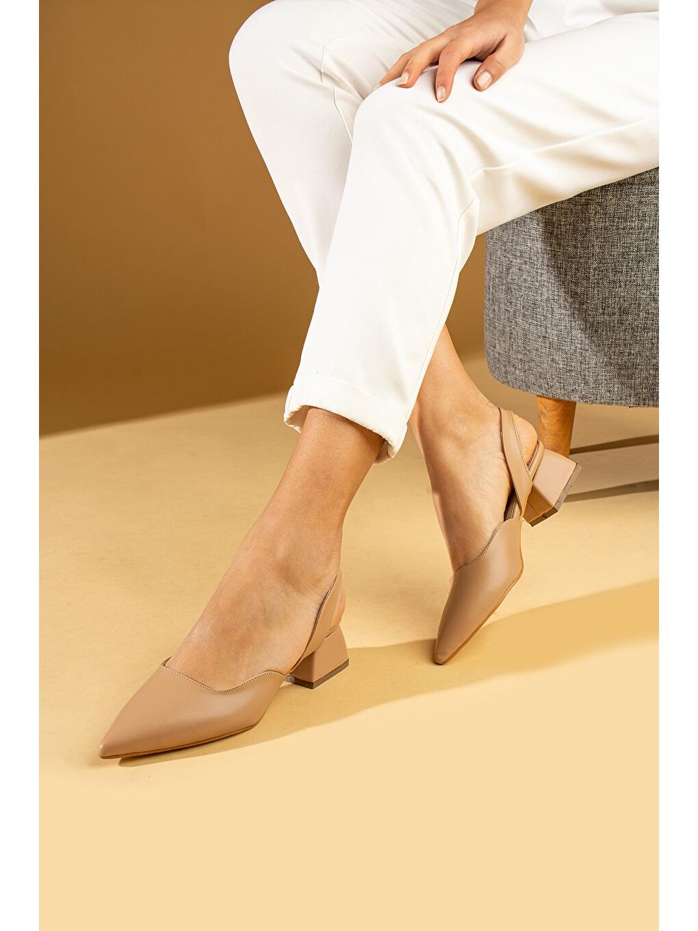 Bej Sivri Burun Yanı Açık Kadın Topuklu Ayakkabı 63-1660-24