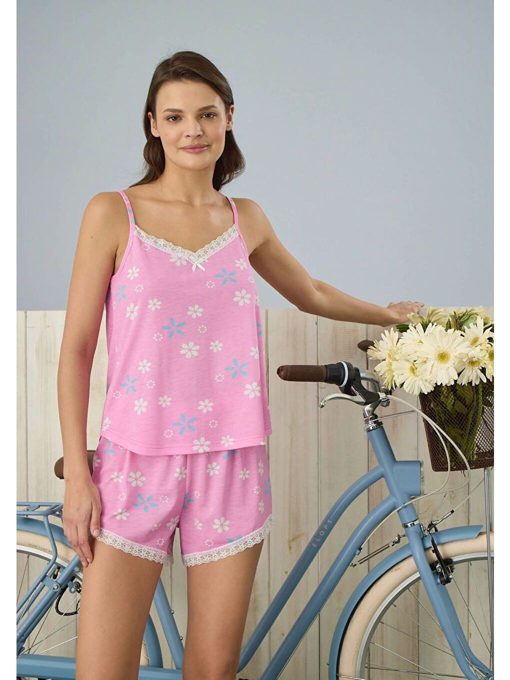 Kadın Pembe Çiçekli İp Askılı Şortlu Pijama Takımı