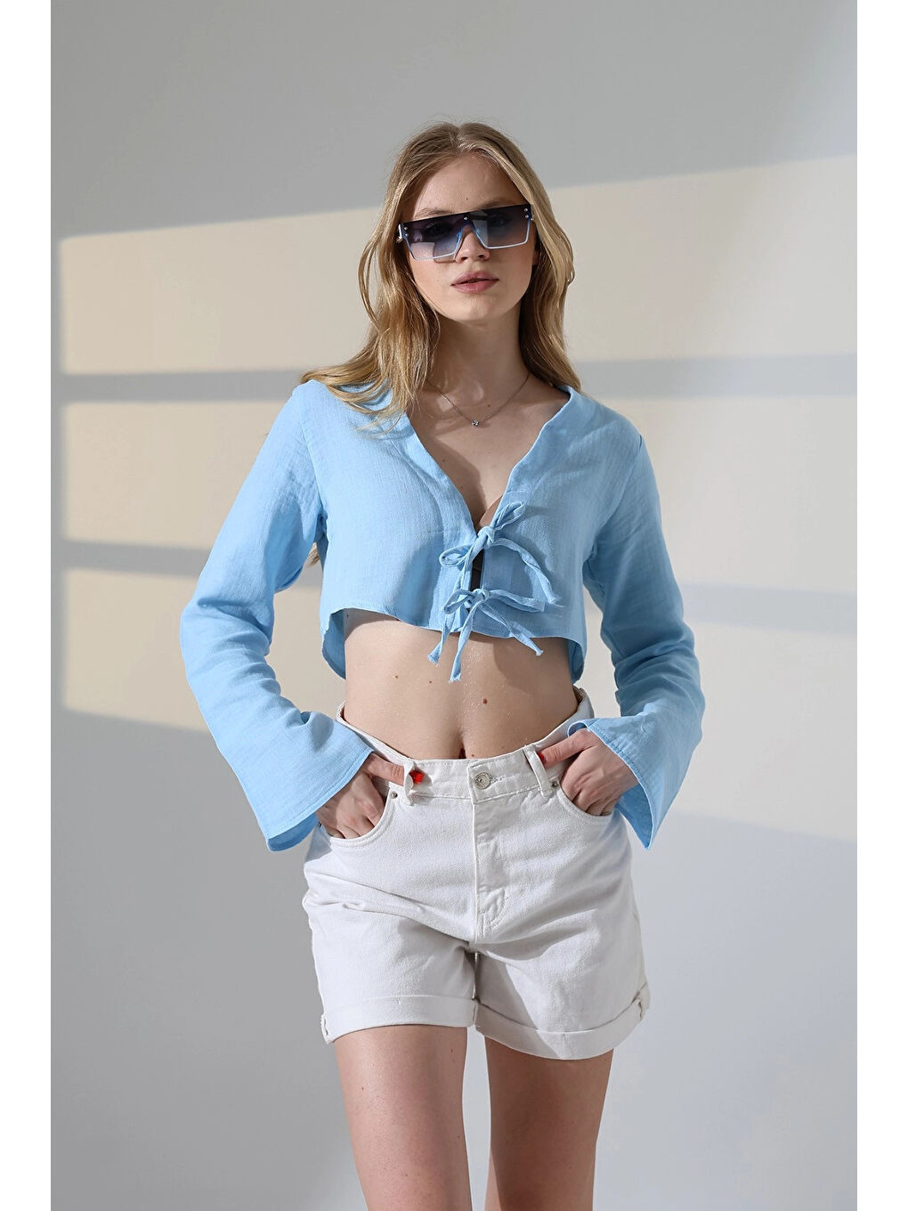 Kadın Buz Mavi Önden Bağlamalı Müslin Kumaş Crop Bluz HZL25S-DSB104071-1
