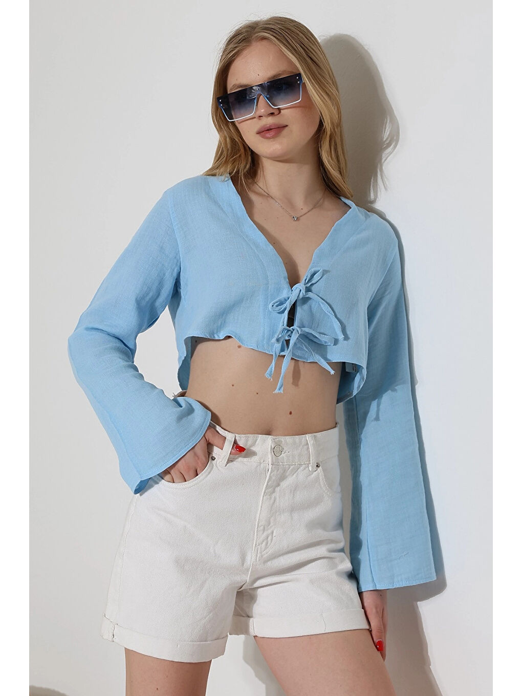 Kadın Buz Mavi Önden Bağlamalı Müslin Kumaş Crop Bluz HZL25S-DSB104071-2
