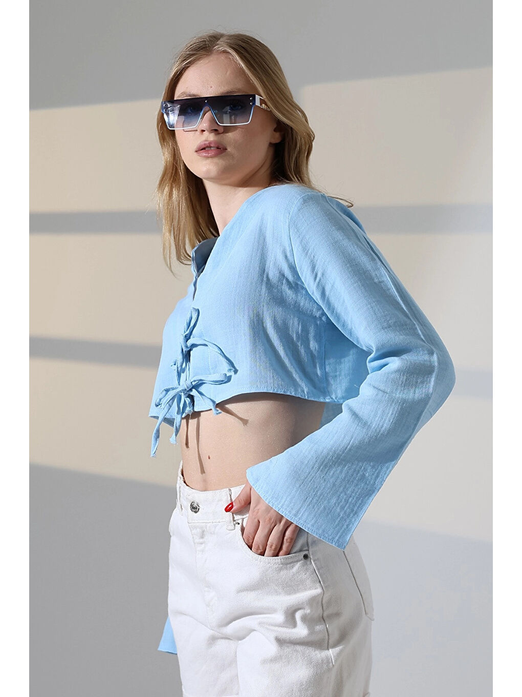 Kadın Buz Mavi Önden Bağlamalı Müslin Kumaş Crop Bluz HZL25S-DSB104071-3