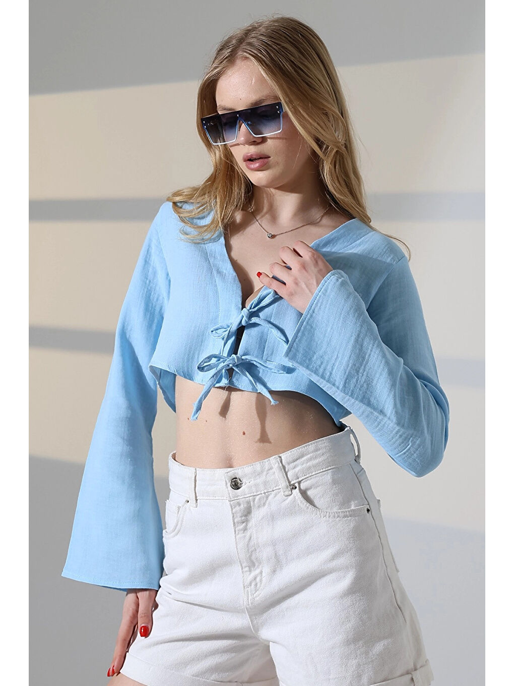 Kadın Buz Mavi Önden Bağlamalı Müslin Kumaş Crop Bluz HZL25S-DSB104071-4