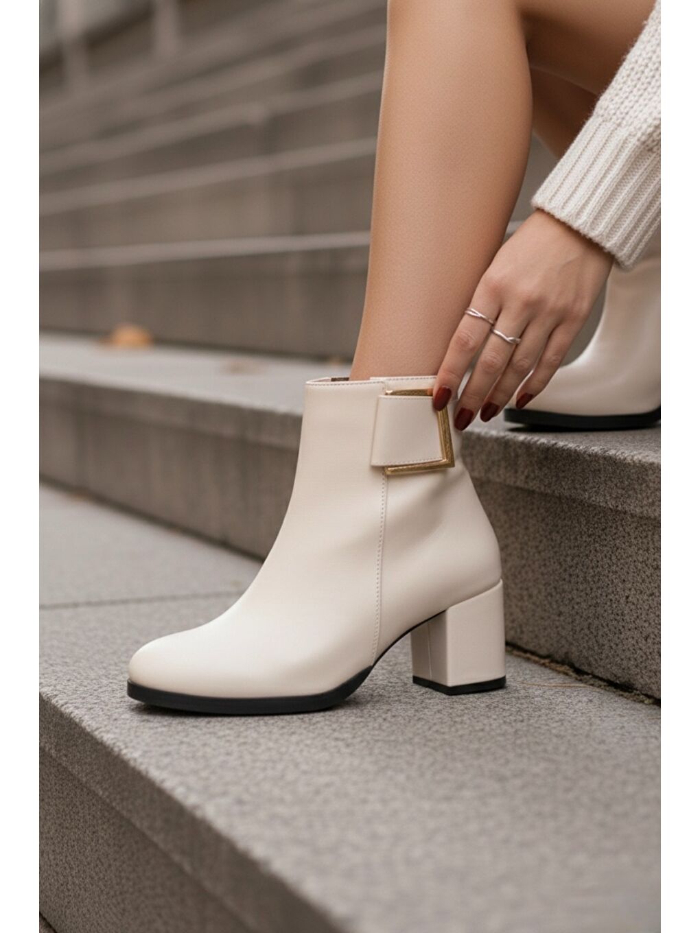 Kadın Atina Bej Cilt Toka Detaylı Topuklu Kısa Bot