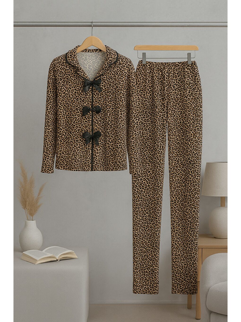 Kahverengi Kadın Yumuşak Dokulu Leopar Desenli Fiyonklu Uzun Kollu Gömlek Yaka Pijama Takımı