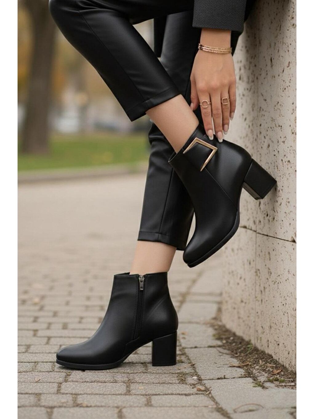 Kadın Atina Siyah Cilt Toka Detaylı Topuklu Kısa Bot