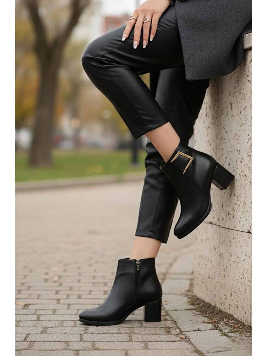 Kadın Atina Siyah Cilt Toka Detaylı Topuklu Kısa Bot-2