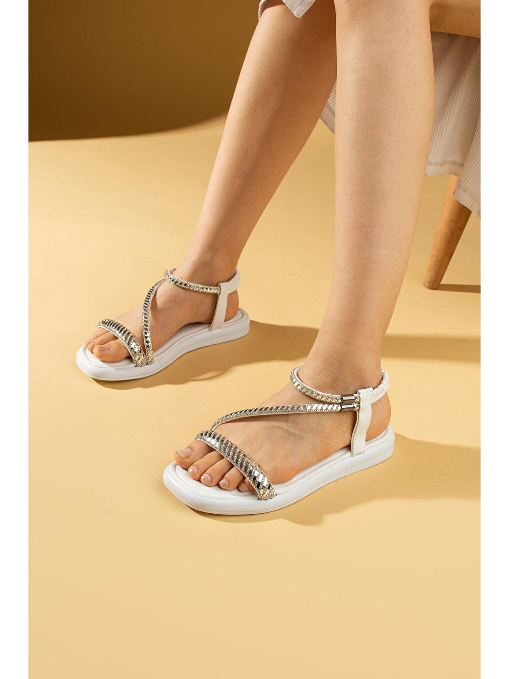 Beyaz Brikon Taş Biyeli Comfort Taban Arkası Lastikli Kadın Sandalet 57-289-24