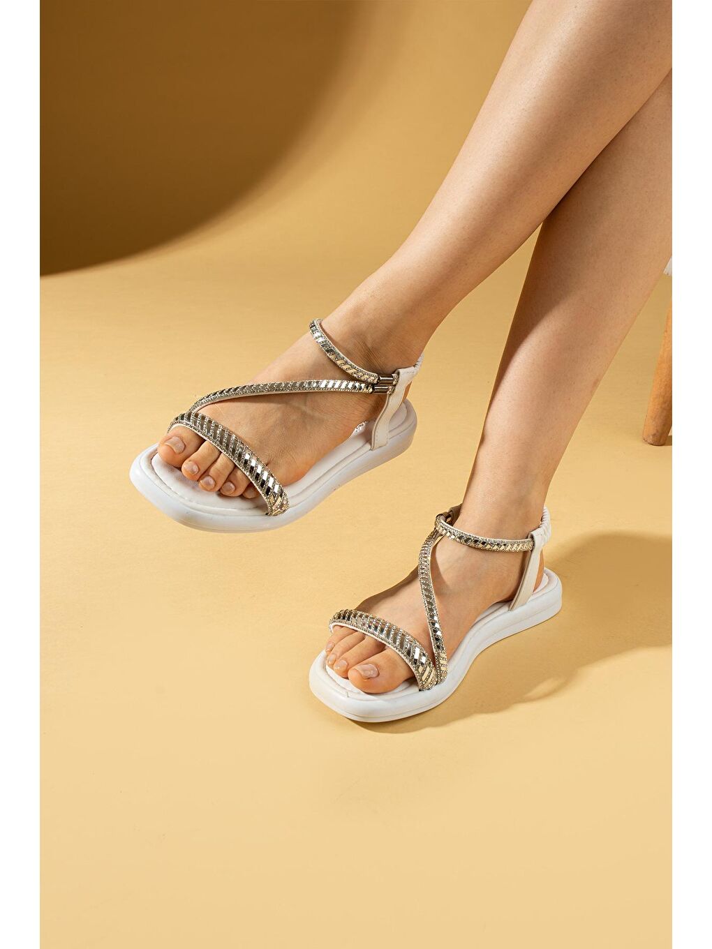 Beyaz Brikon Taş Biyeli Comfort Taban Arkası Lastikli Kadın Sandalet 57-289-24-1