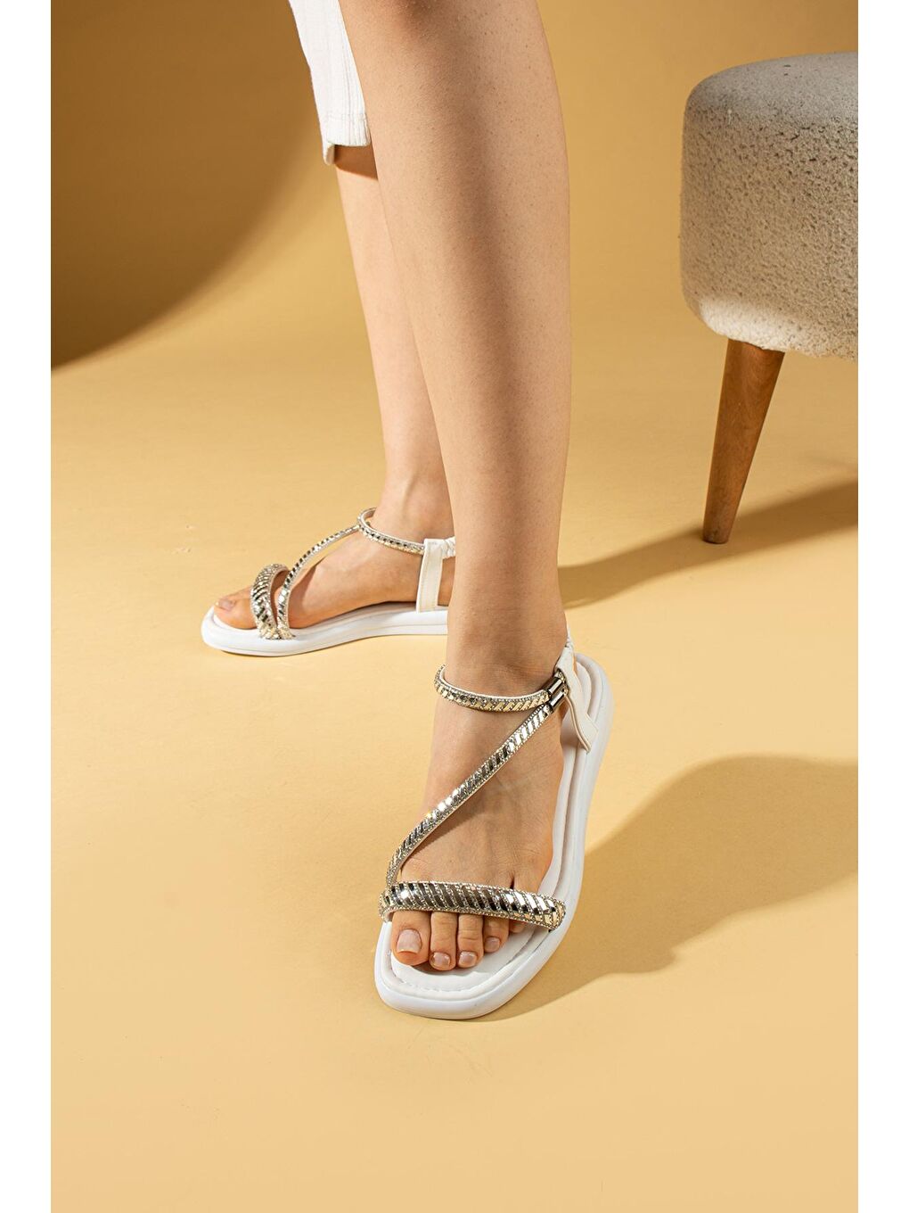 Beyaz Brikon Taş Biyeli Comfort Taban Arkası Lastikli Kadın Sandalet 57-289-24-2