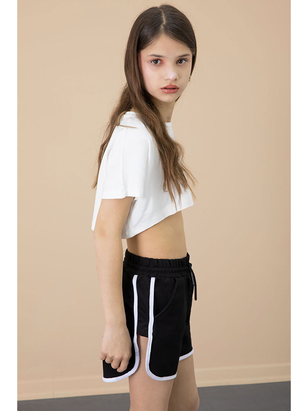 Siyah Yanları Yırtmaçlı Çiçek Baskılı Beli Lastikli Kız Çocuk Şort 20734-2