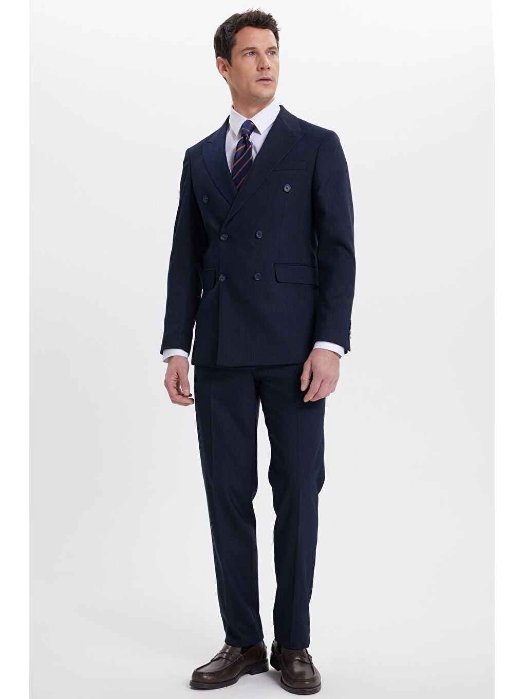 Erkek Slim Fit Sivri Yaka Çizgili Kapaklı Cepli Lacivert Takım Elbise-1