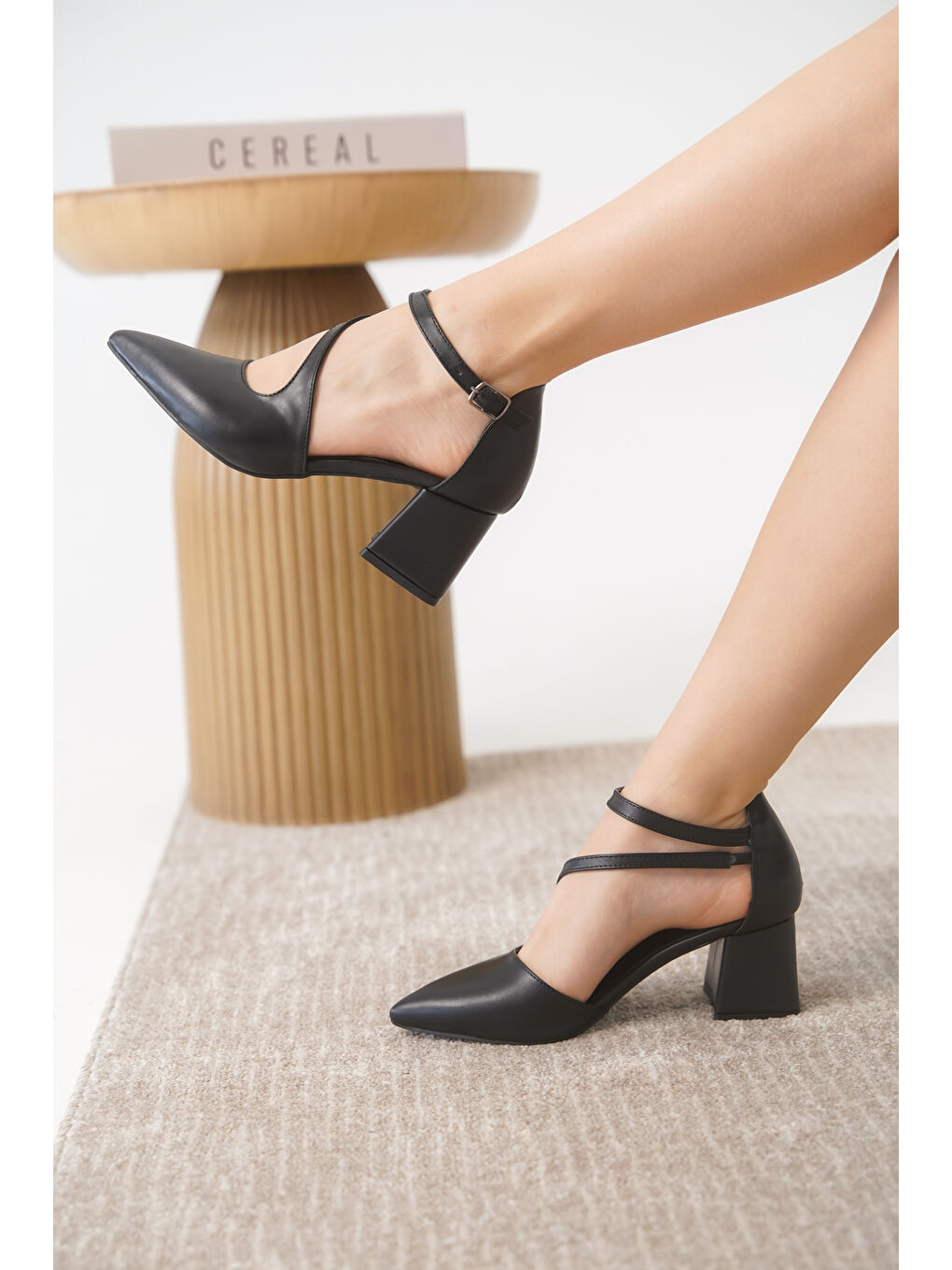 Siyah Santa Günlük Ortopedik Klasik Topuklu Kadın Ayakkabı-1