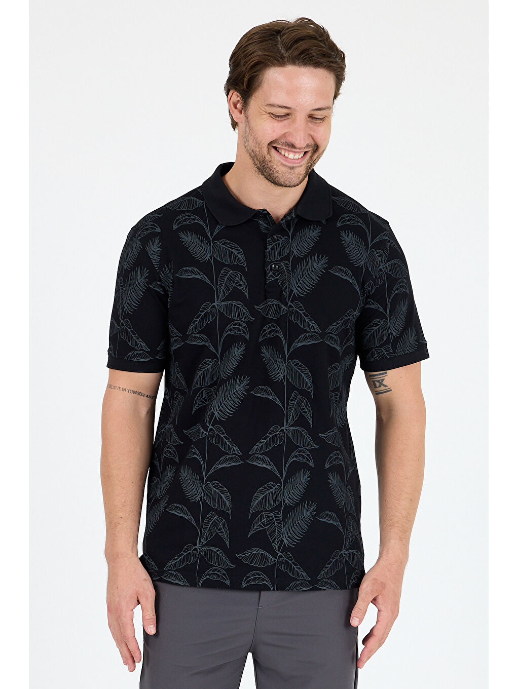 Siyah Erkek Polo Yaka Desenli Tişört – %95 Pamuk %5 Elastan – Şık, Esnek ve Rahat Kısa Kollu Tişört 0033
