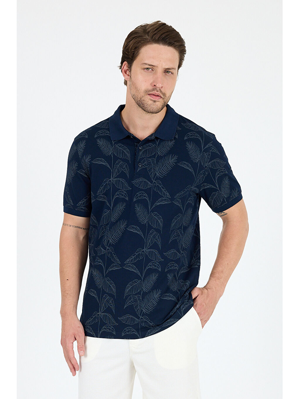 Lacivert Erkek Polo Yaka Desenli Tişört – %95 Pamuk %5 Elastan – Şık, Esnek ve Rahat Kısa Kollu Tişört 0033