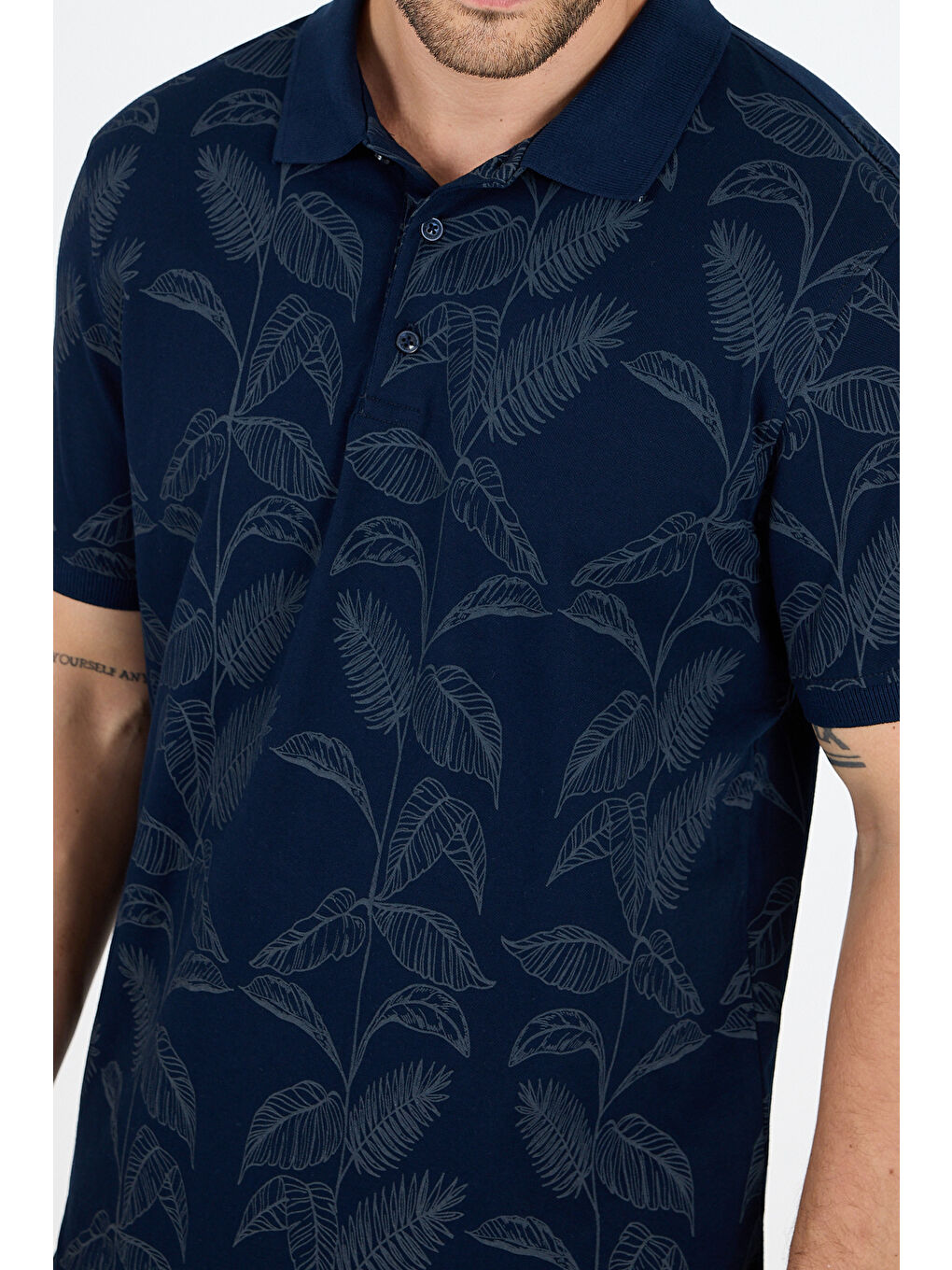 Lacivert Erkek Polo Yaka Desenli Tişört – %95 Pamuk %5 Elastan – Şık, Esnek ve Rahat Kısa Kollu Tişört 0033-1