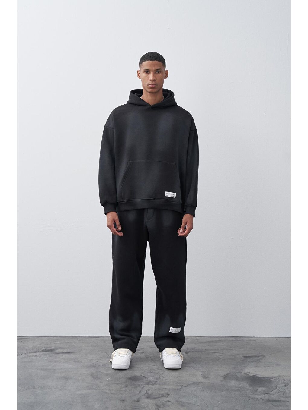 Siyah Kart Detaylı Kanguru Cepli Eşofman Takım