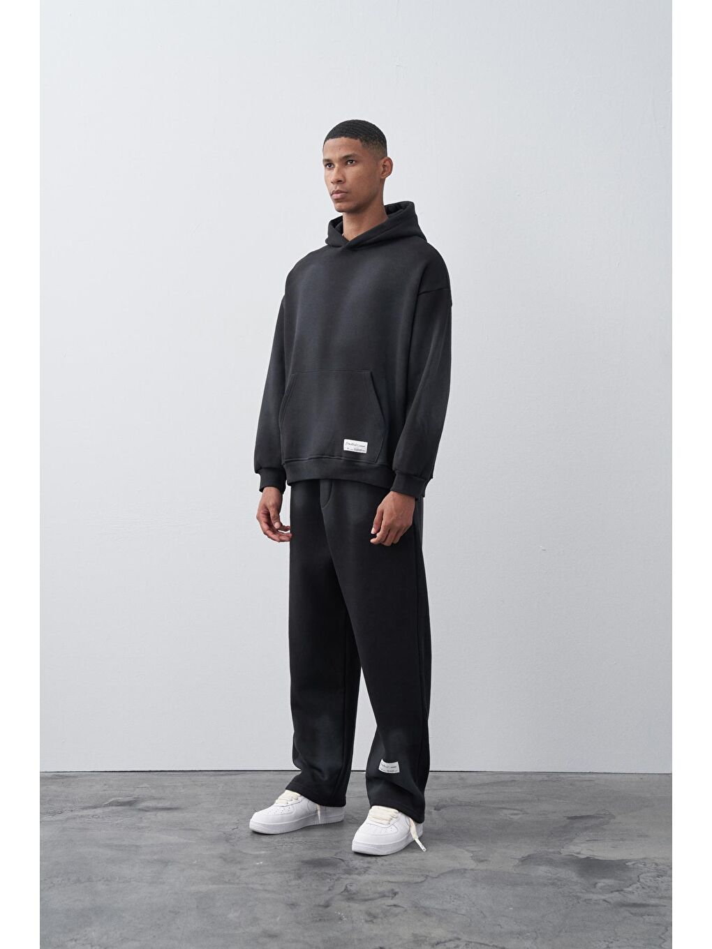 Siyah Kart Detaylı Kanguru Cepli Eşofman Takım-1