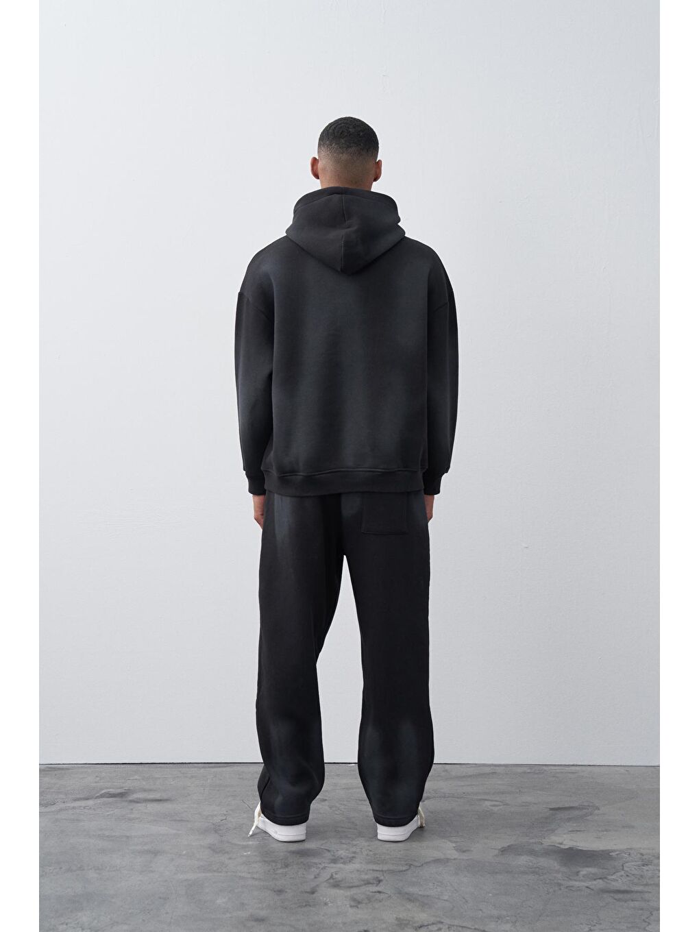 Siyah Kart Detaylı Kanguru Cepli Eşofman Takım-2