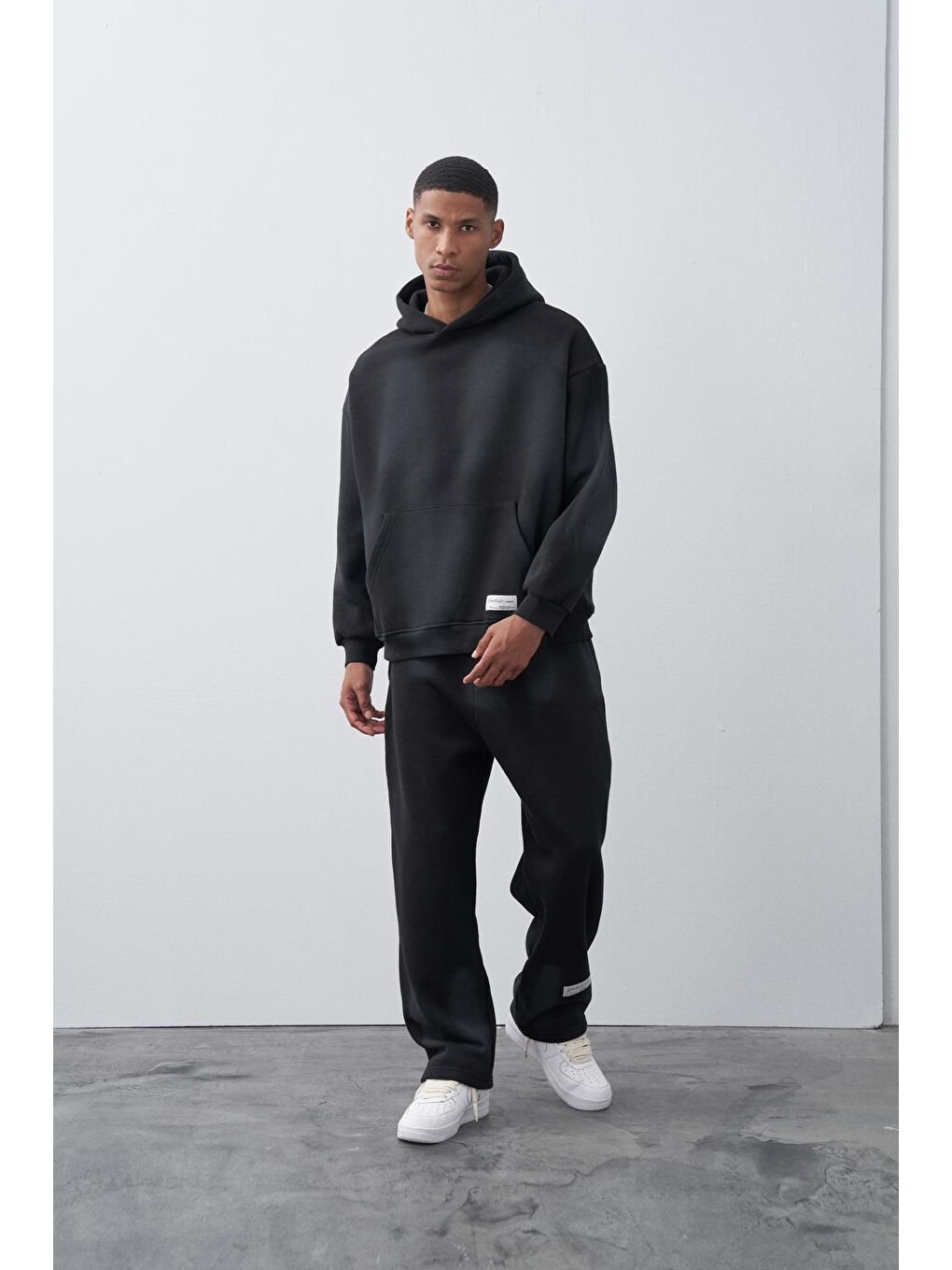 Siyah Kart Detaylı Kanguru Cepli Eşofman Takım-3