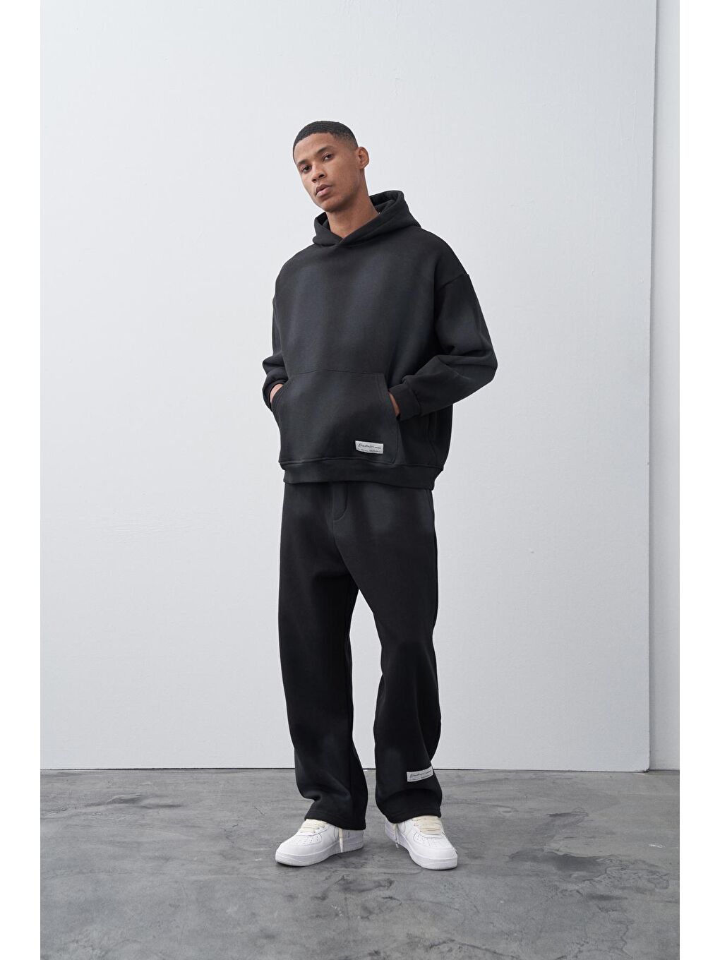 Siyah Kart Detaylı Kanguru Cepli Eşofman Takım-4