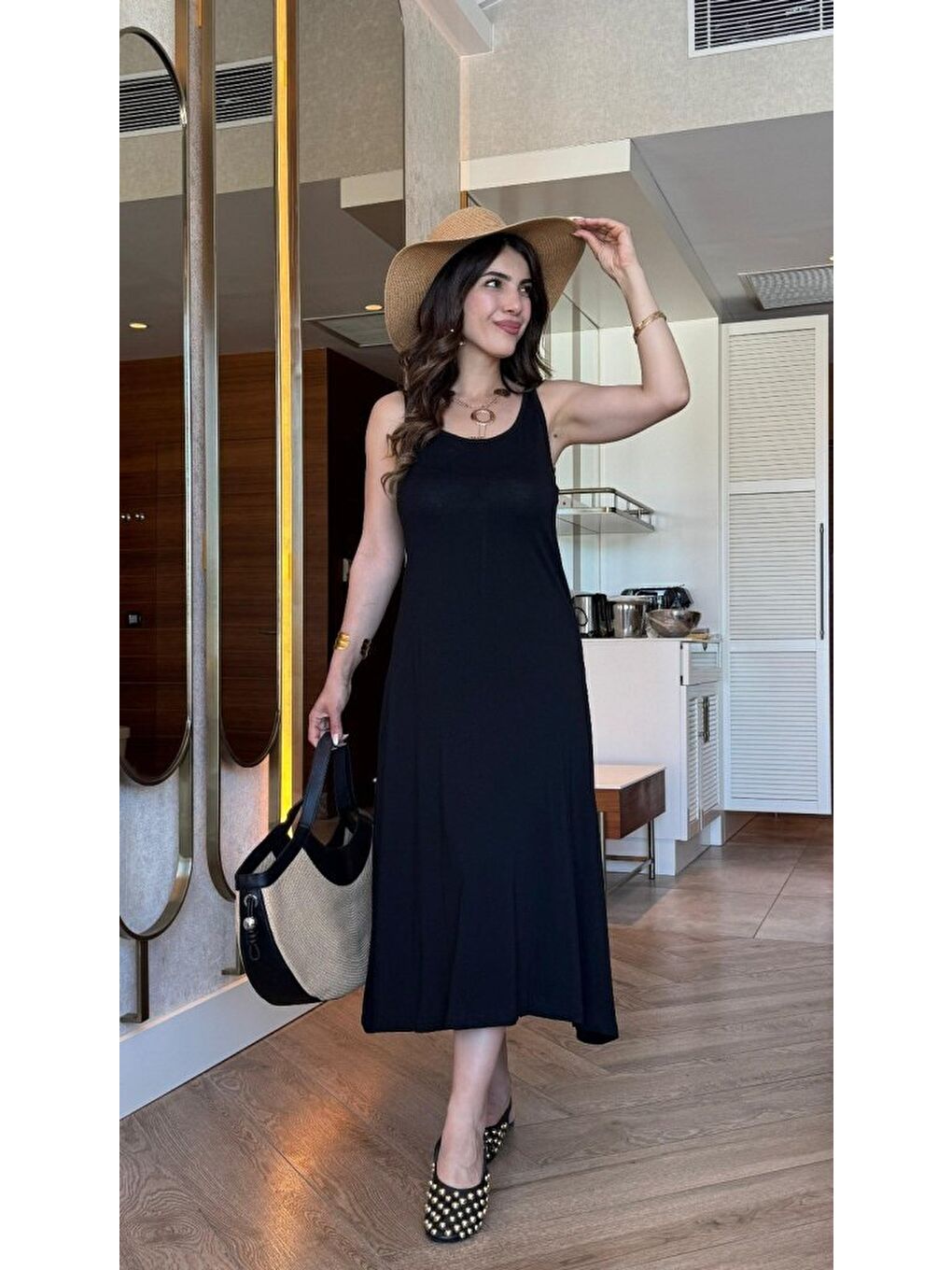 Siyah Kadın Askılı Yuvarlak Yakalı Viskon Elbise-3