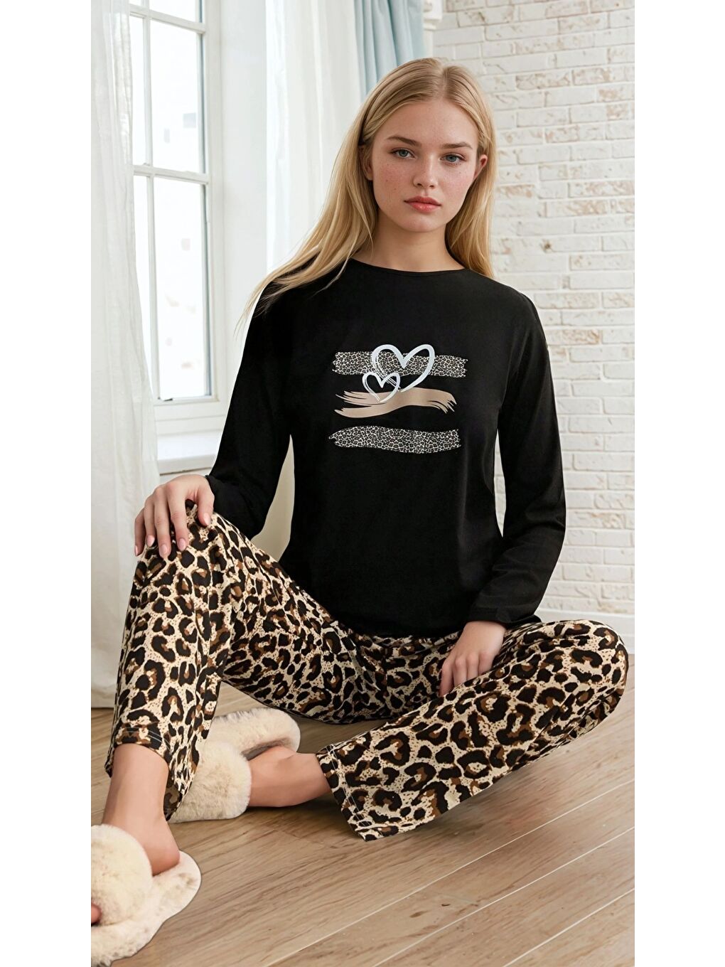 Siyah Leopar Desenli Kalp Baskılı Kadın Pijama Takımı