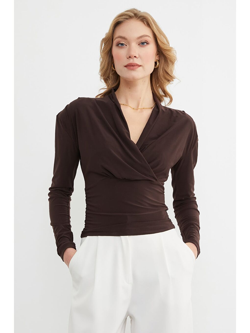 Kahverengi Omuz Vatkalı Kruvaze Yaka Bluz-1