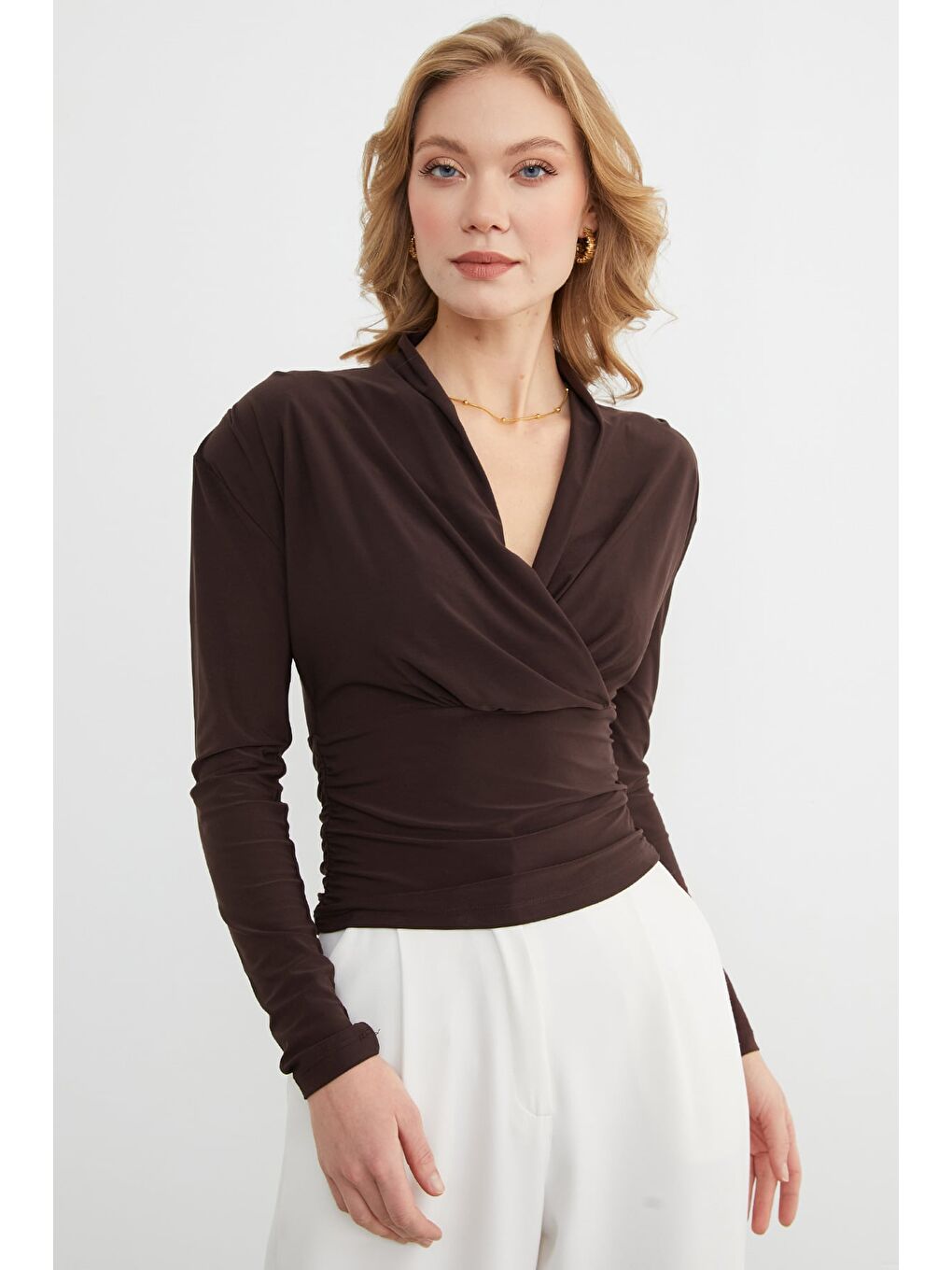 Kahverengi Omuz Vatkalı Kruvaze Yaka Bluz-2