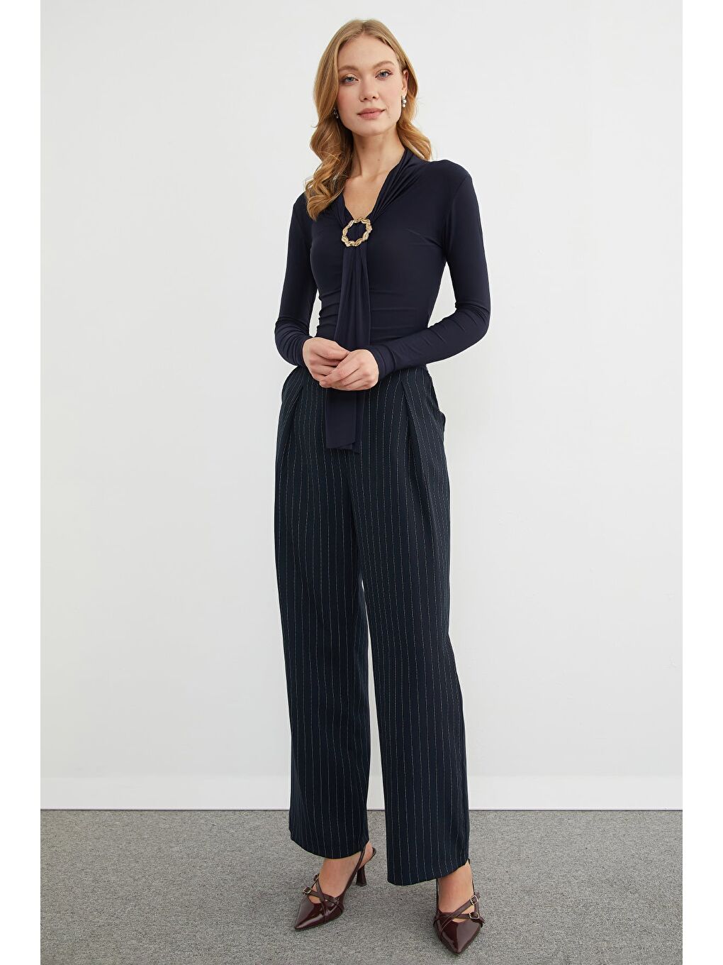 Lacivert Aksesuar Detaylı Fularlı Şal Yaka Bluz-1