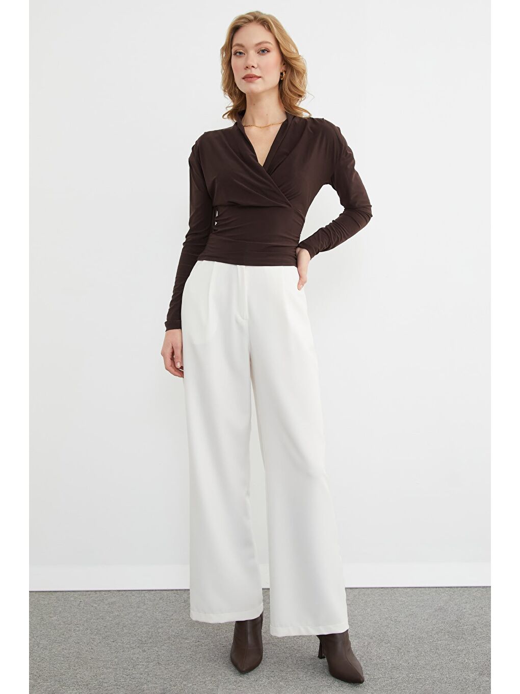 Kahverengi Omuz Vatkalı Kruvaze Yaka Bluz-3