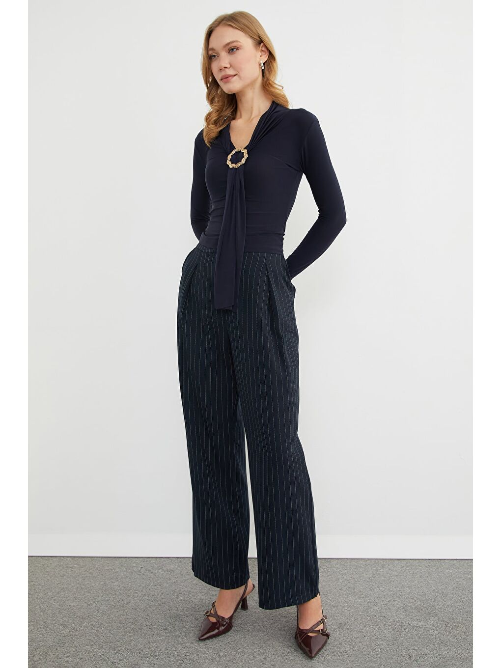 Lacivert Aksesuar Detaylı Fularlı Şal Yaka Bluz-2