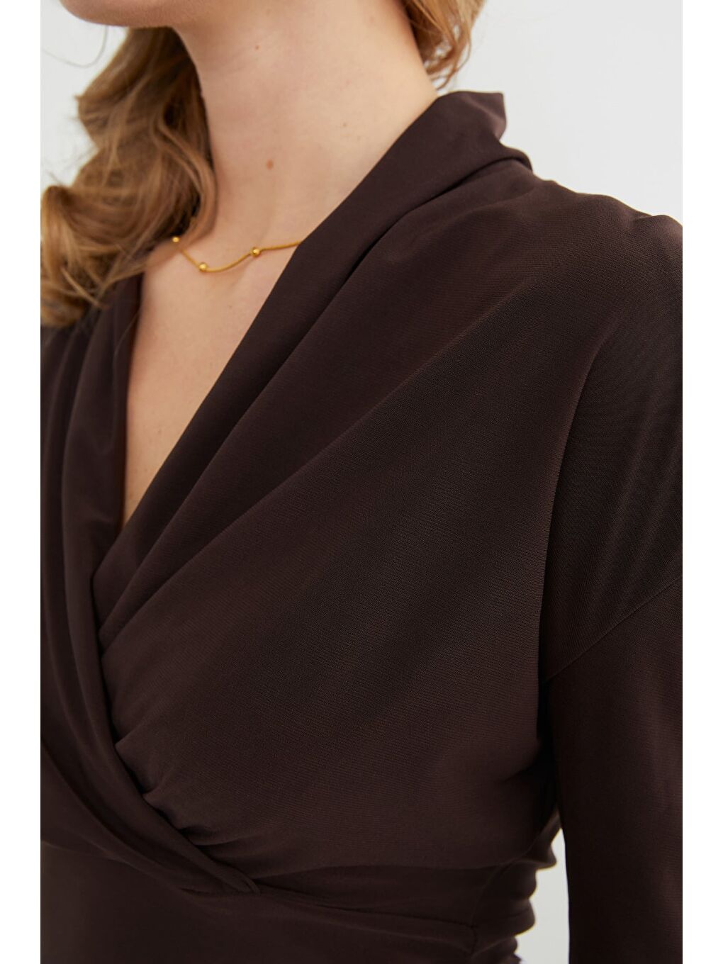 Kahverengi Omuz Vatkalı Kruvaze Yaka Bluz-4